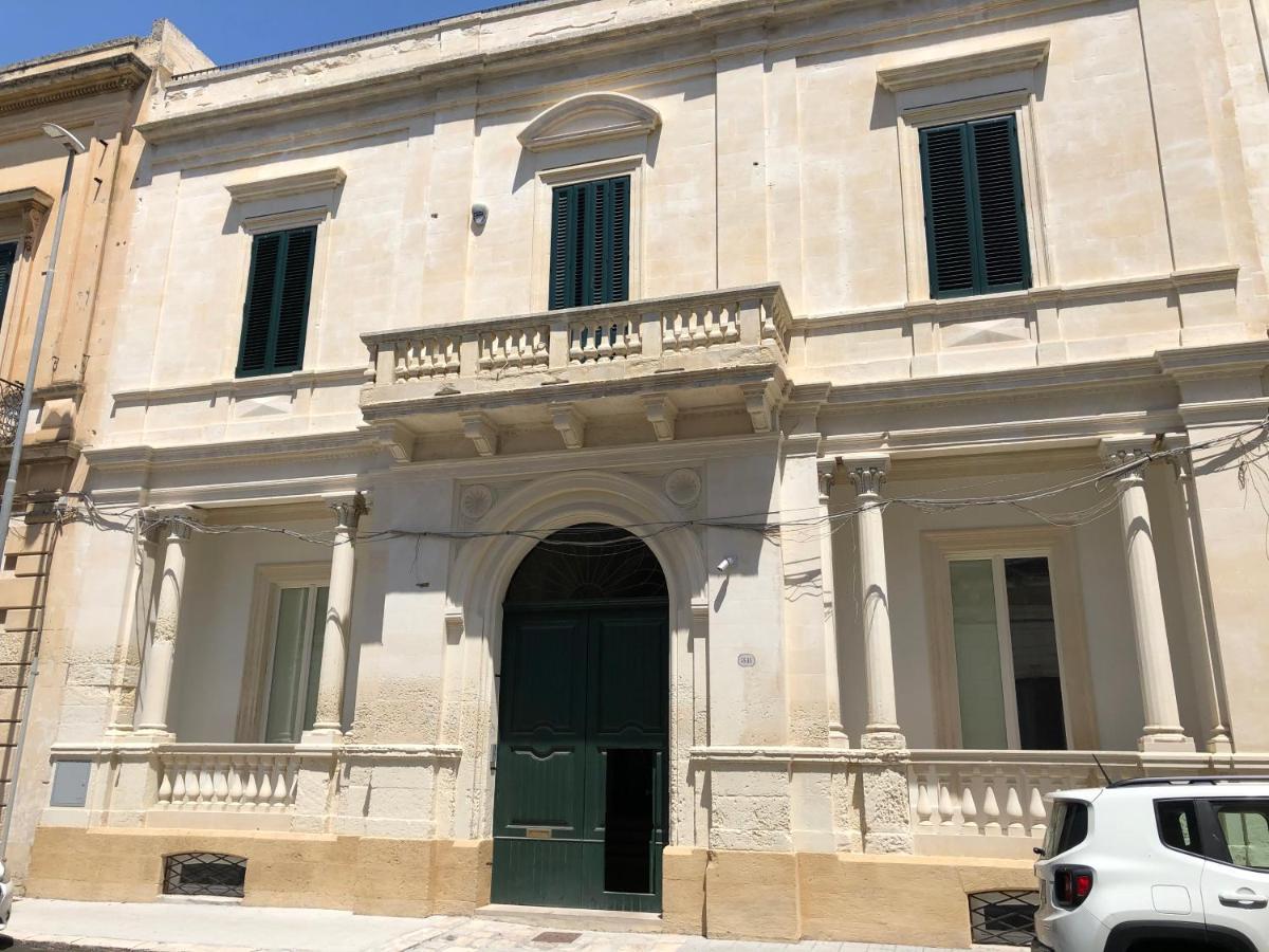 Carlo V - Con Piscina E Giardino Privati Apartment Lecce Luaran gambar