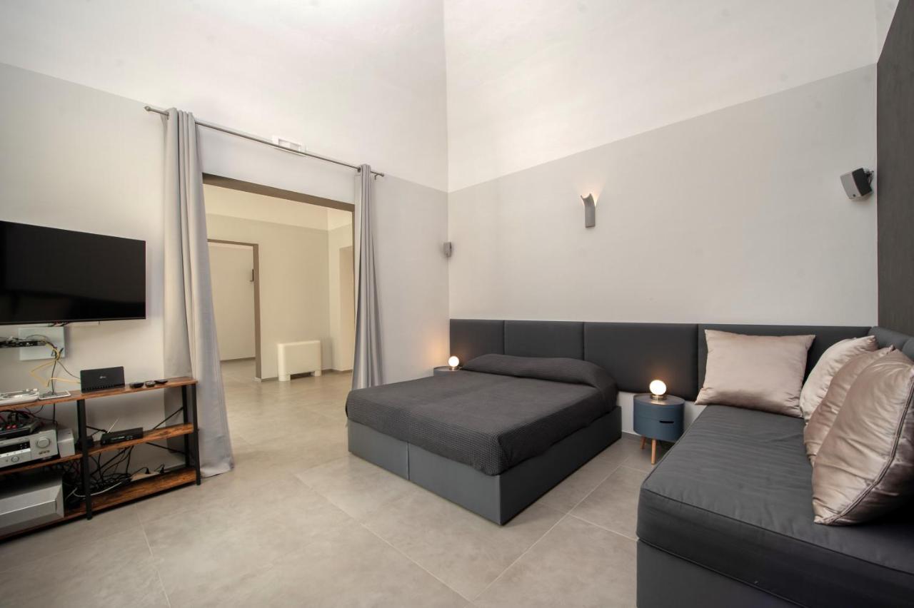 Carlo V - Con Piscina E Giardino Privati Apartment Lecce Luaran gambar